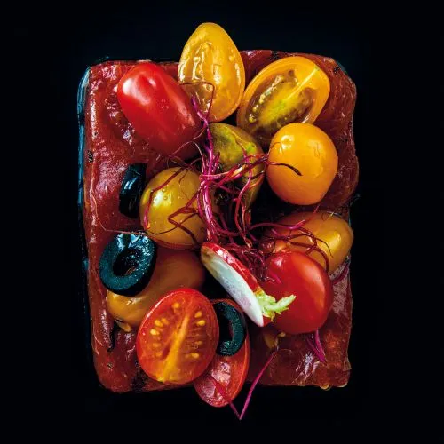 Gegrilde watermeloen met tomatensalade