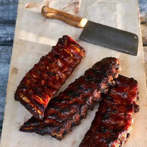 Lams-spareribs in ketjap en knoflook van de barbecue