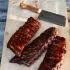 Lams-spareribs in ketjap en knoflook van de barbecue