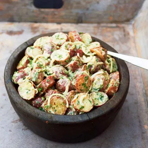 Warme aardappelsalade van de barbecue