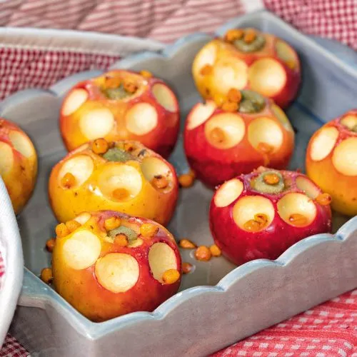 Appels uit de oven met pistache-marsepein en duindoornjam