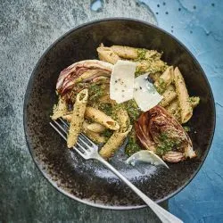 Tip: Geroosterde radicchio met pasta en salie-walnootpesto
