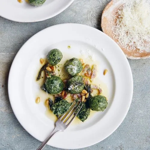 Gnocchi van boerenkool en ricotta in salie-baconboter