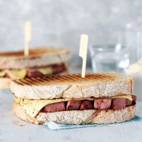 Tosti pastrami met komijnekaas