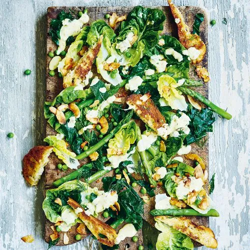 Vegetarische Caesar salade met asperges & boerenkool