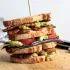 Vegan clubsandwich met tempé, aubergine en avocado
