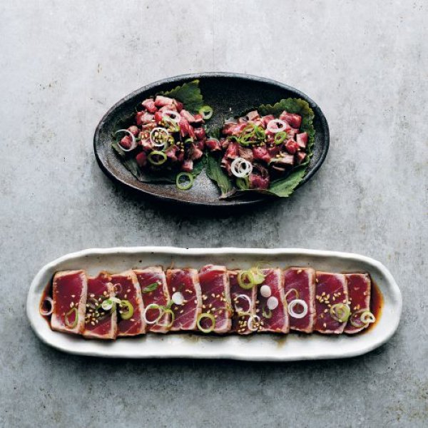 Snel gegrilde sashimi van tonijn of rundvlees (tataki Snel gegrilde sashimi van tonijn of rundvlees (tataki