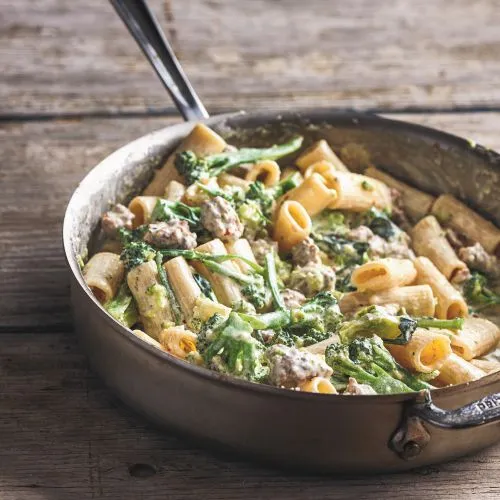 Rigatoni met broccoli en worst