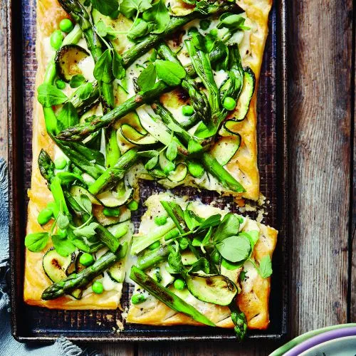 Snelle groentetaart met asperges, courgette en tuinbonen