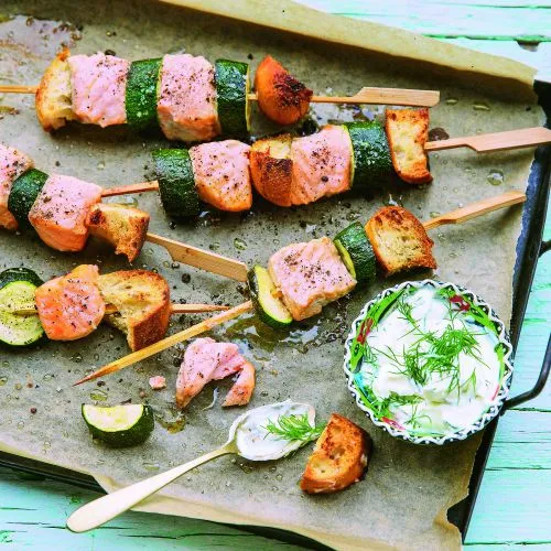 Zalmspiesjes met dillesaus