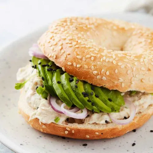 Bagel met makreel en avocado