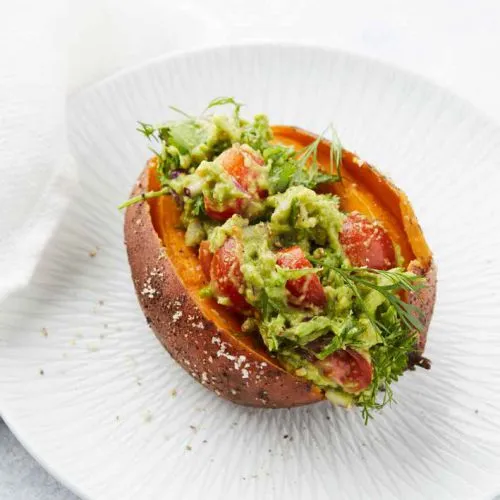 Gevulde zoete aardappel met avocado en tomaat