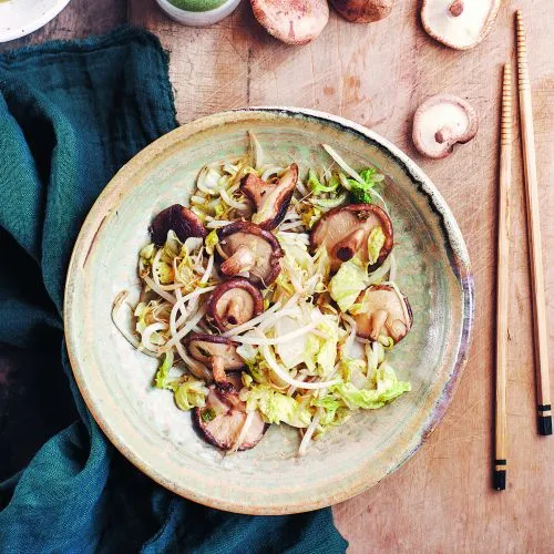 Geroerbakte Chinese kool, shiitakes en taugé