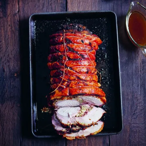 Bierpekel-porchetta met rabarber-venkelvulling