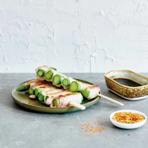 Spiesjes van groene asperges met spek