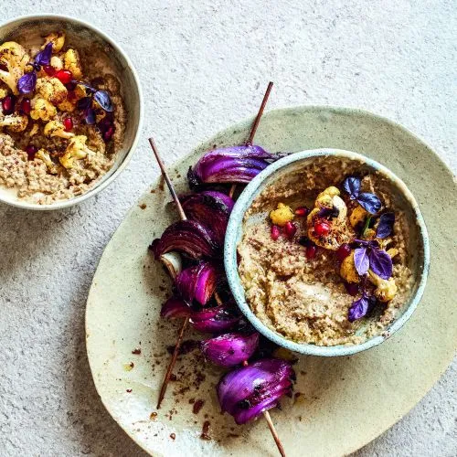 Baba ganoush van bloemkool met ui-granaatappelsalade