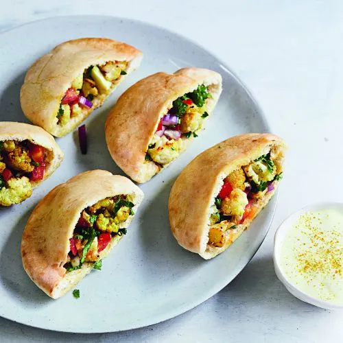 Pitabroodjes met bloemkool en feta