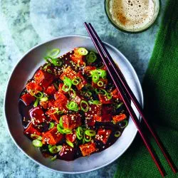 Tip: Krokant gebakken tofu in een pittige, zure saus