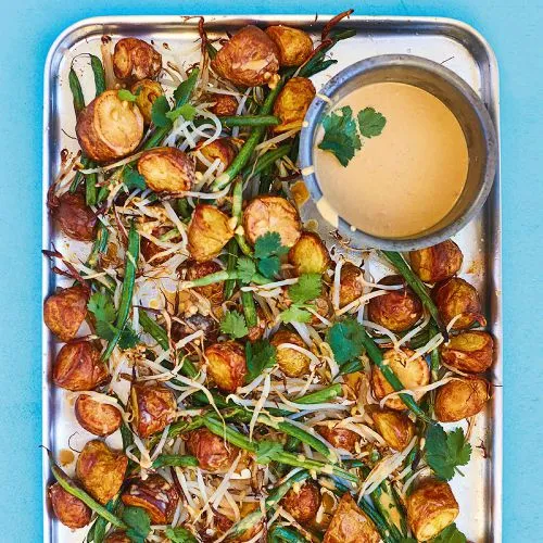 Aardappels uit de oven met pindadressing en sperziebonen