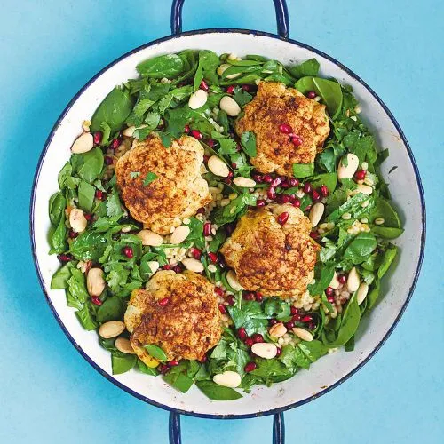 Hele bloemkool uit de oven met parelgort en granaatappel