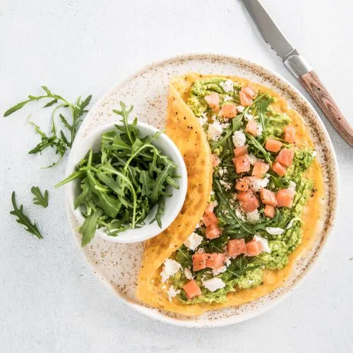 Omelet-wrap met zalm, avocado en feta