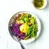 Californische lunchbowl met gepocheerd ei