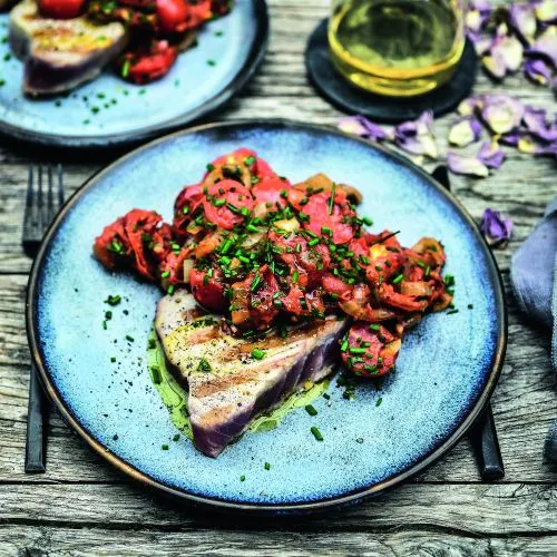 Tonijnsteak met dikke tomatensaus