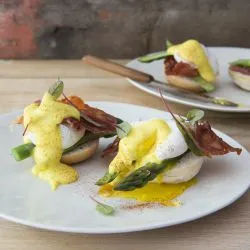Tip: Eggs benedict met gedroogde ham