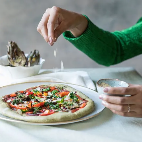 Pizza met paprika en artisjok