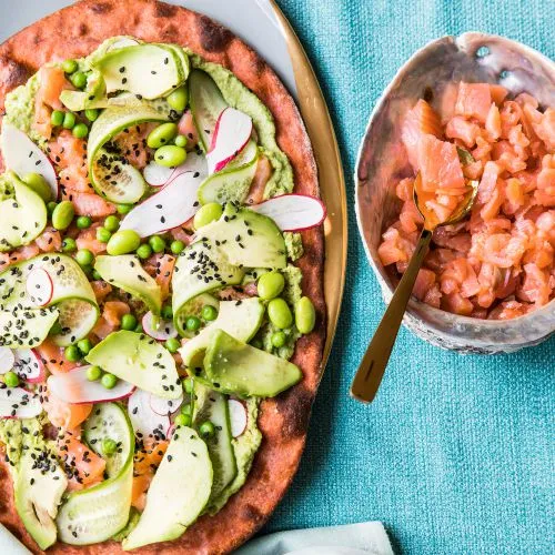 Sushi-pizza met zalm en edamame