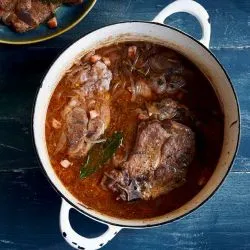 Tip: Gestoofde karbonades met bacon en ui