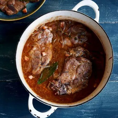 Gestoofde karbonades met bacon en ui
