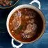 Gestoofde karbonades met bacon en ui