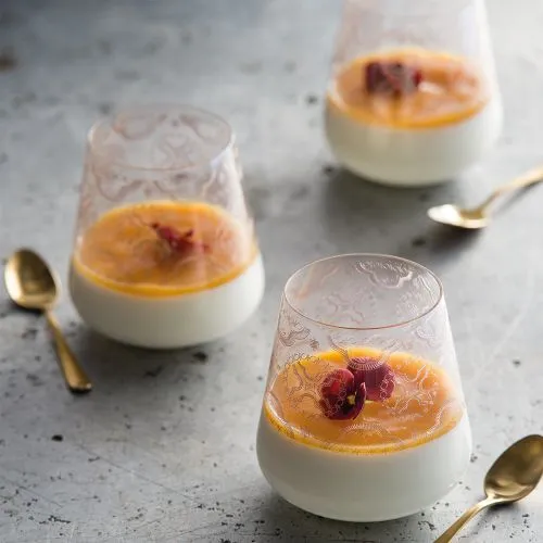 Muhallabia met nectarinekaramel