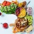 Brunchplank: roerei, brood met avocado, pannenkoeken met fruit