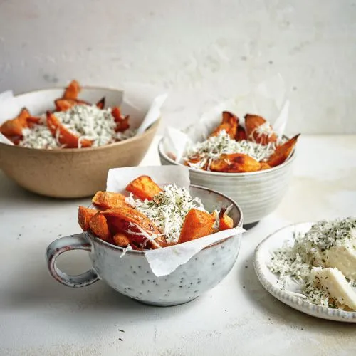 Zoete-aardappelfrites met halloumi en munt
