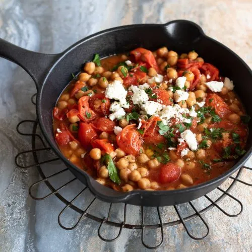 Kikkererwtenstoofpotje met kerstomaat en feta