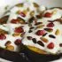 Plakjes aubergine met granaatappel, yoghurt en tahini
