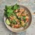 Pad thai met paarse broccolini en pindasaus