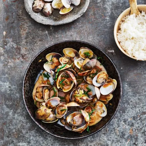 Kokkels in romige ketjapsaus