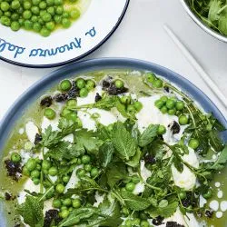 Tip: Doperwten met burrata en zwarte olijven