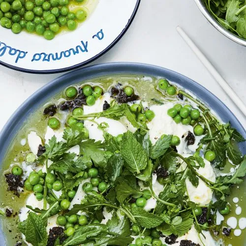 Doperwten met burrata en zwarte olijven