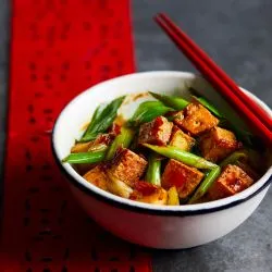 Tip: Krokante tofu met lente-ui