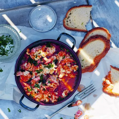 Pittige gegrilde garnalen met feta en ouzo