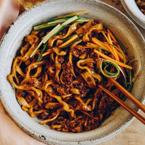 Zha jiang mian (gebakken saus-noedels)
