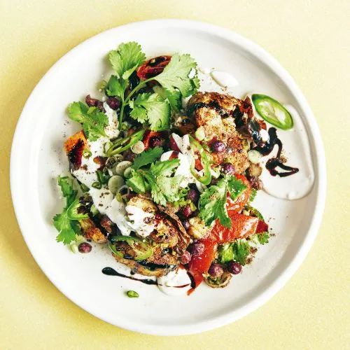 Brunch-chaat met kapucijners en tomaten