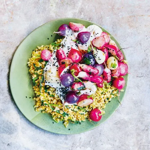 Gebakken radijsjes met labneh en freekeh