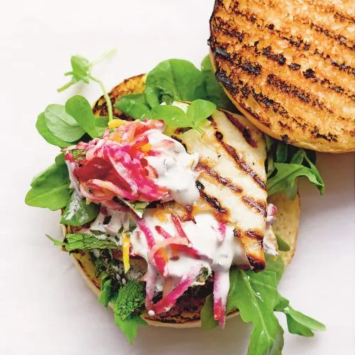 Vegi-burger met feta, munt-bietenyoghurt en rucola