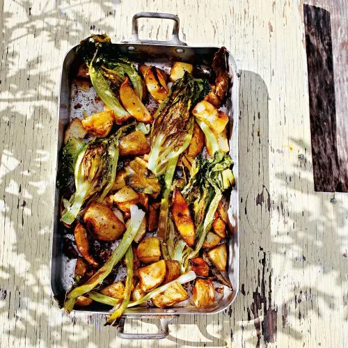 Nieuwe aardappels, sla en lente-uitjes uit de oven
