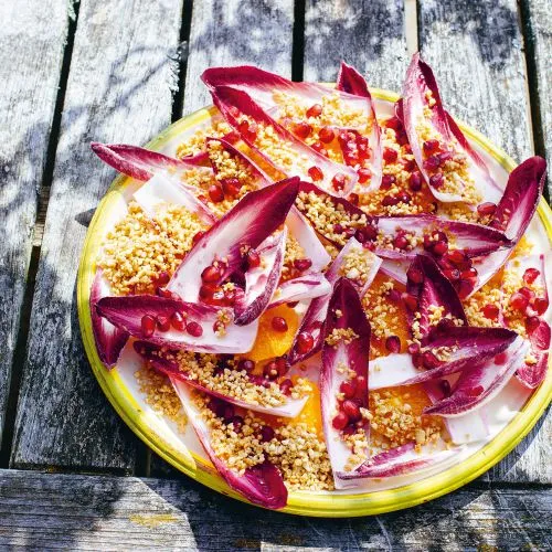 Roodlof salade met sinaasappel, cashewnoten en granaatappel